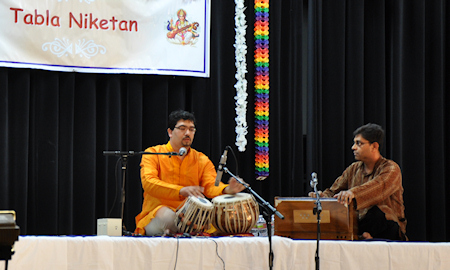Shri. Prafulla Athalye during his solo performace Shri. Prafulla Athalye during his solo performace