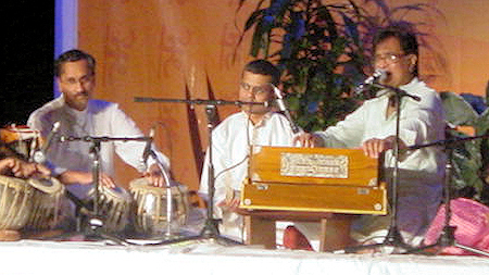 Satish Tare accompanying Pt. Hridaynath Mangeshkar Satish Tare accompanying Pt. Hridaynath Mangeshkar