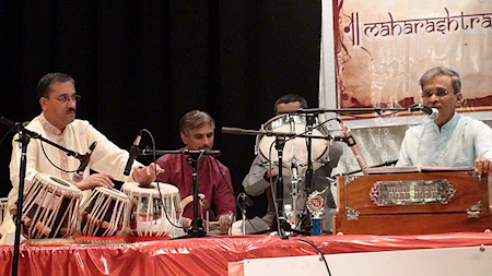 Satish Tare accompanying Shridhar Phadke Satish Tare accompanying Shridhar Phadke