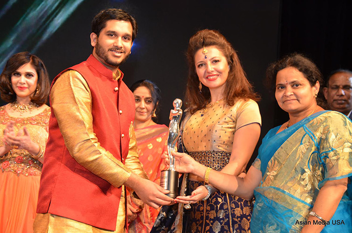 Receiving-award-@-International-Indian-Icon