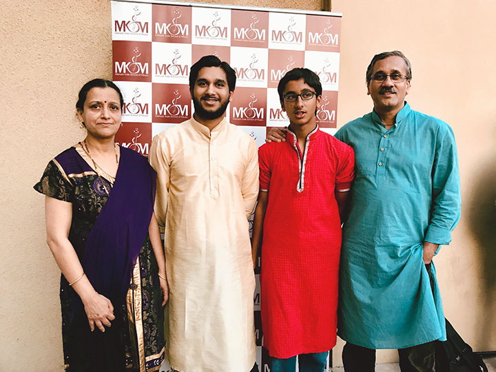 Satish-Tare-with-famiiy